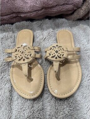 Circus Sam Edelman Canyon Beige Glossy Medallion Thong Sandals Flats Sz 9